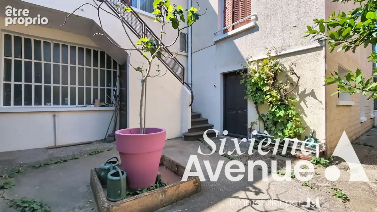 Maison avec appartements et ateliers Venissieux 13 pièce(s) 435m² m2 - photo 2