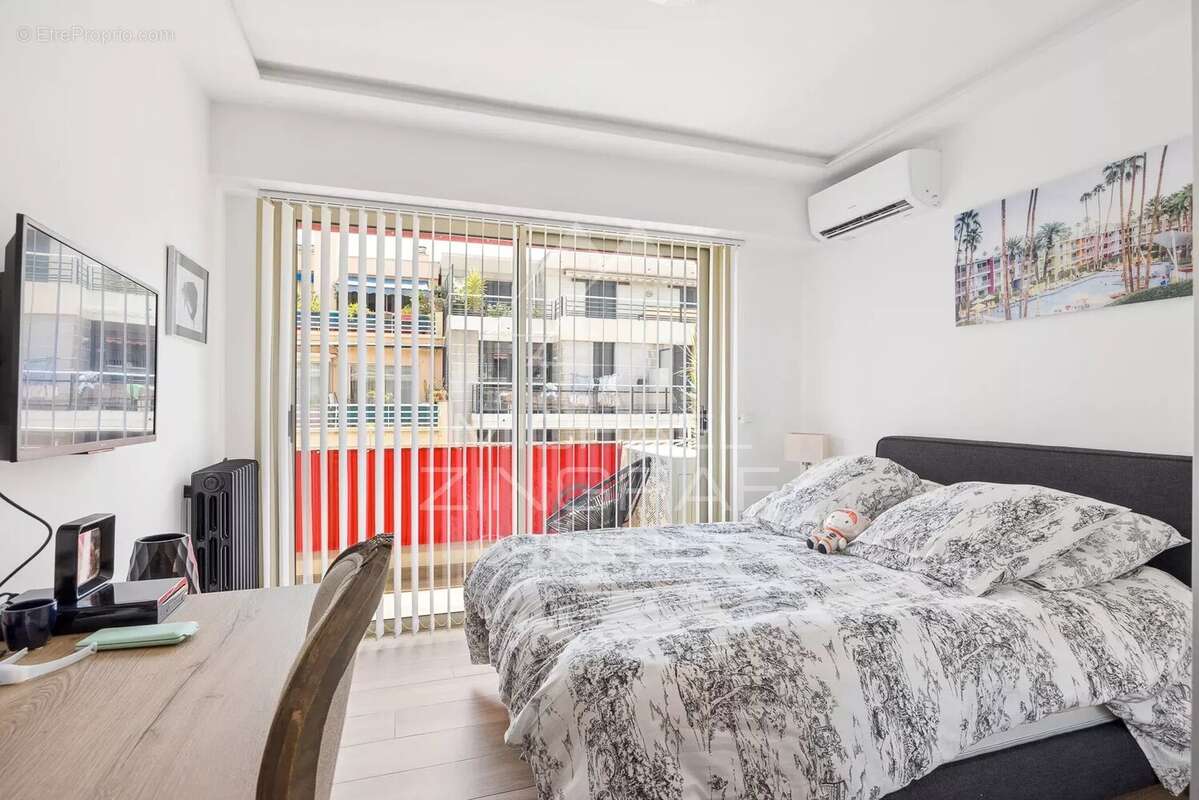 Superbe appartement rénové – Centre-ville d’Antibes, secteur Vauban – Vue dégagée sur le port - photo 11