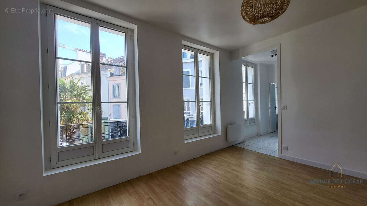 Appartement lumineux à Le Palais : Vue sur l'écluse et cour privée - photo 8