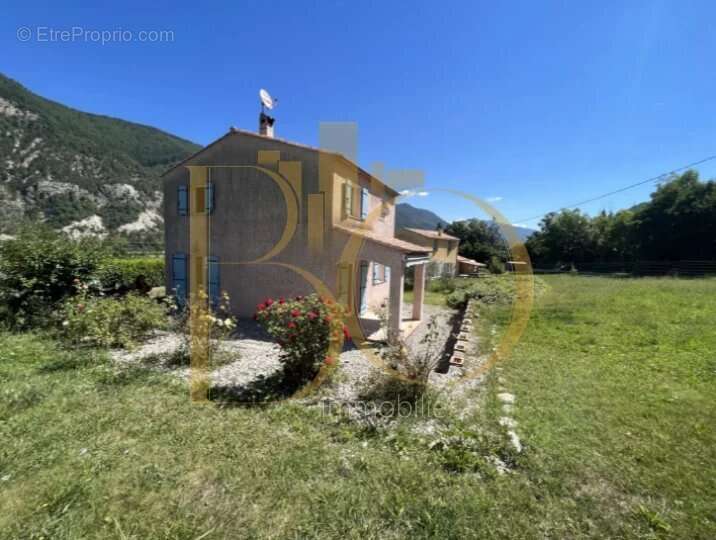 Maison à ENTREVAUX