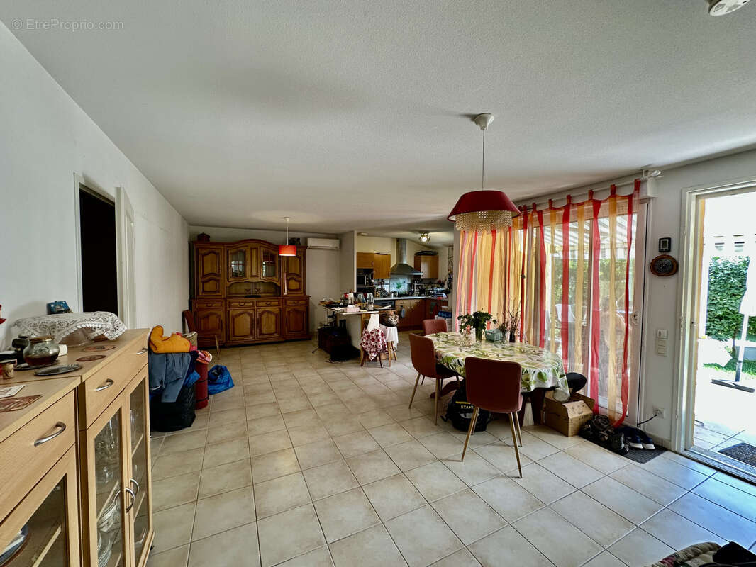Paradou (13) : Villa T3 de plain pied de 78 m2 avec extérieur, garage et parking - photo 5
