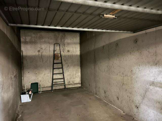   - Parking à VILLEURBANNE