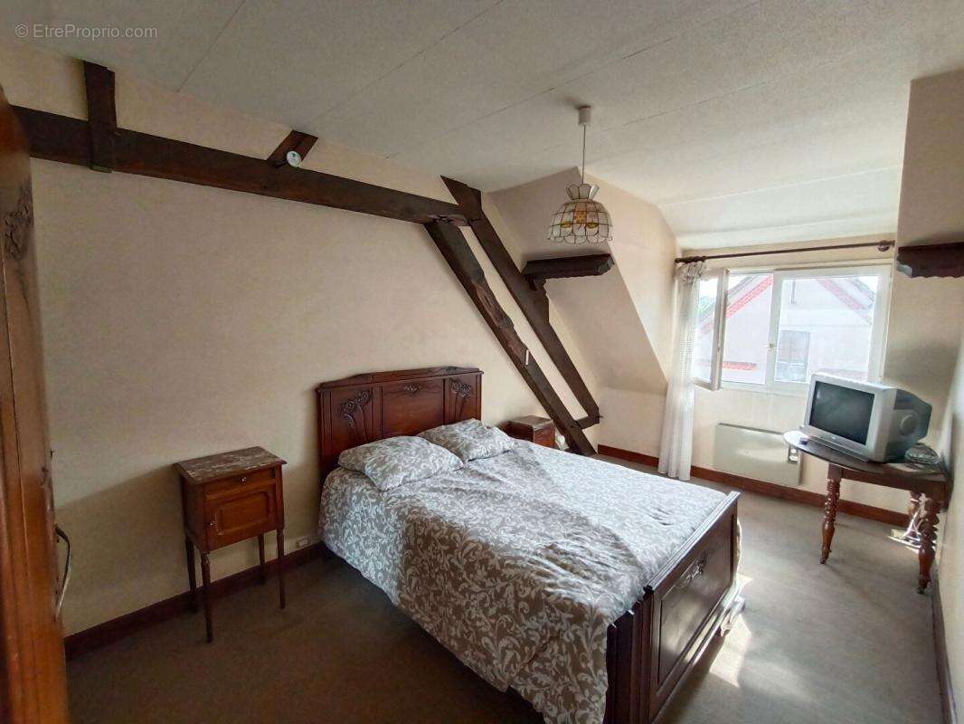 Maison à SELLES-SAINT-DENIS