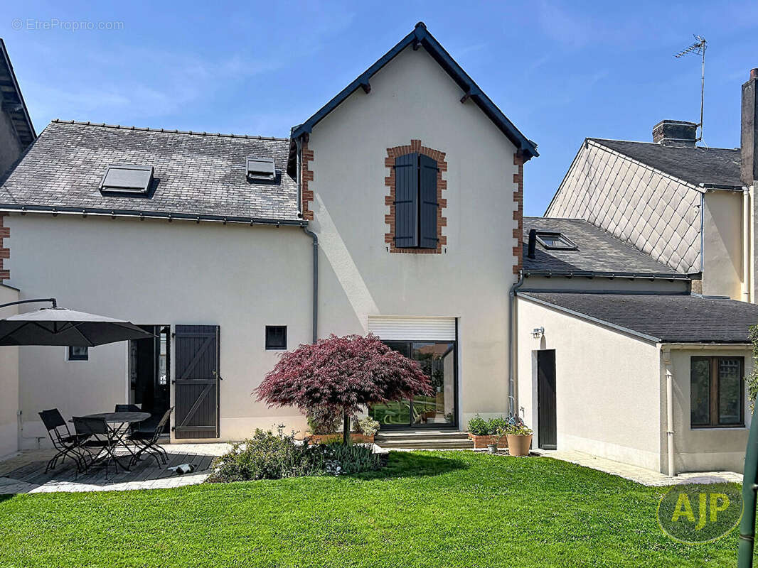 Maison à SAINT-MACAIRE-EN-MAUGES