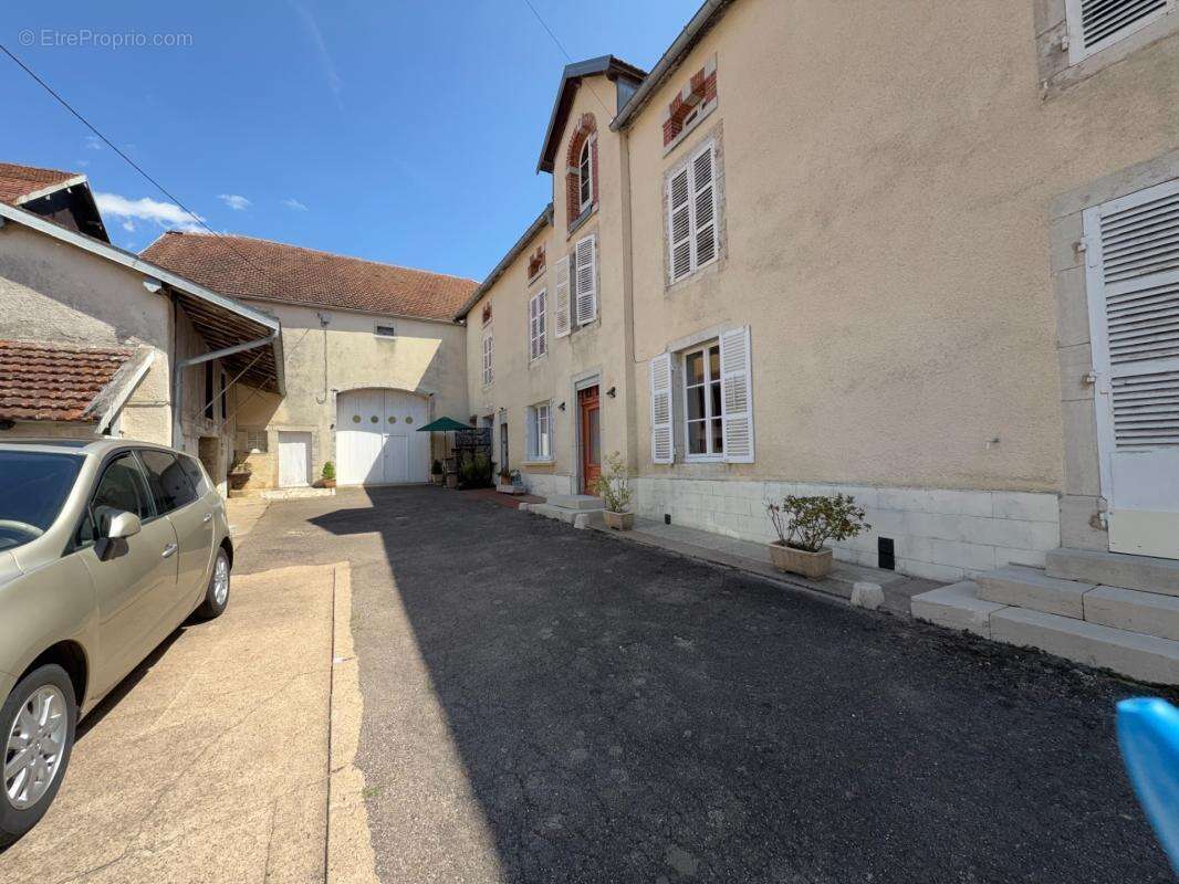 Maison en pierre avec 350 m² de dépendances, jardin et terrasse – Genevrières (52) - photo 24