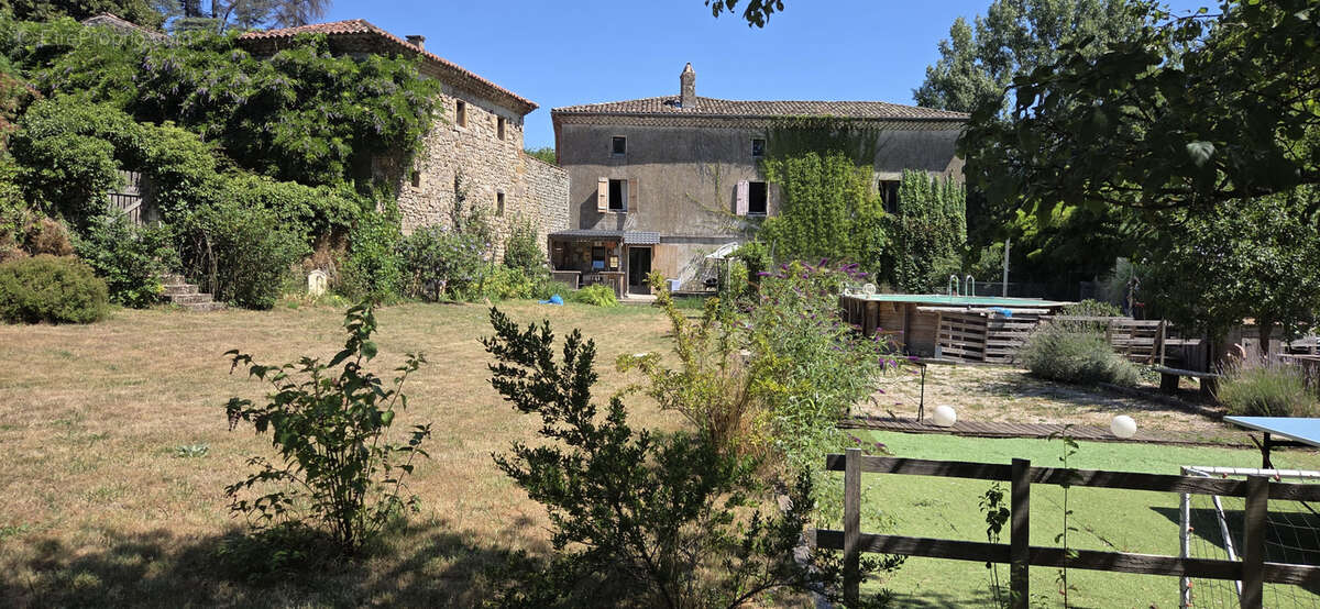 Ensemble immobilier avec dépendances, piscine et lac - photo 9