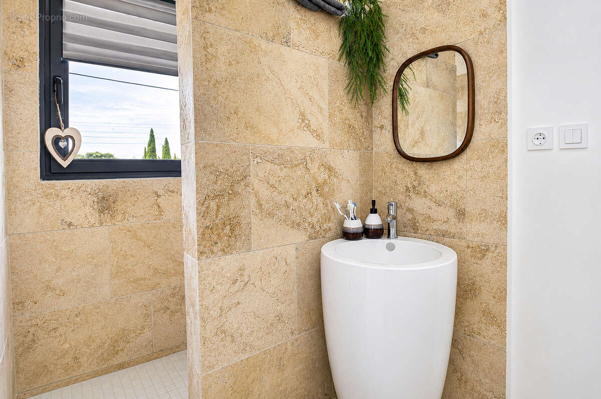 EXCLUSIVITÉ - Maison de 240m² entièrement rénovée avec piscine, véranda et 5 suites - photo 14