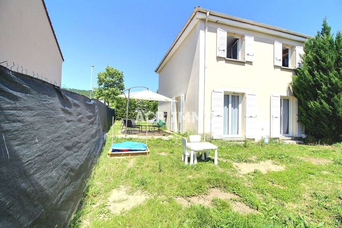 Maison à CHANTELOUP-LES-VIGNES