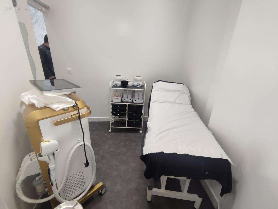 Commerce à PARIS-9E