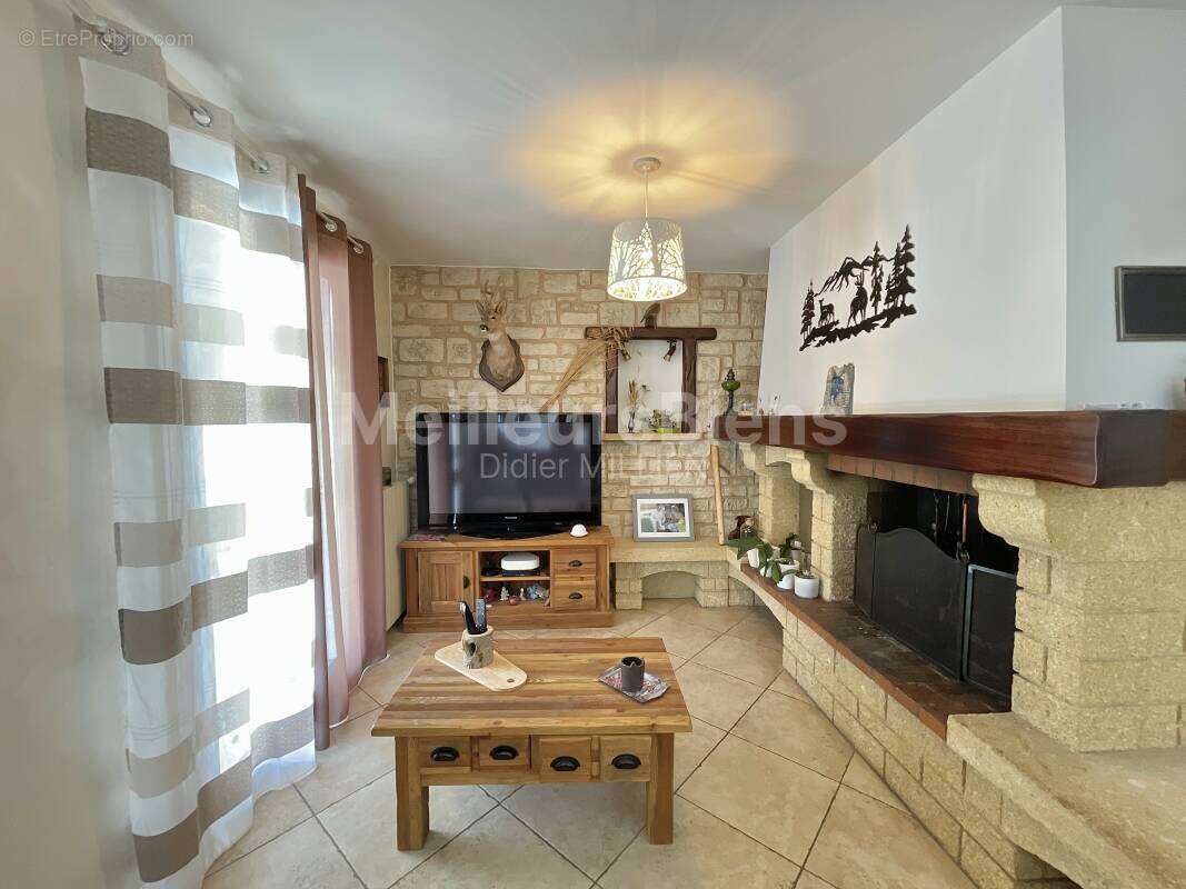 Maison à VIC-LA-GARDIOLE