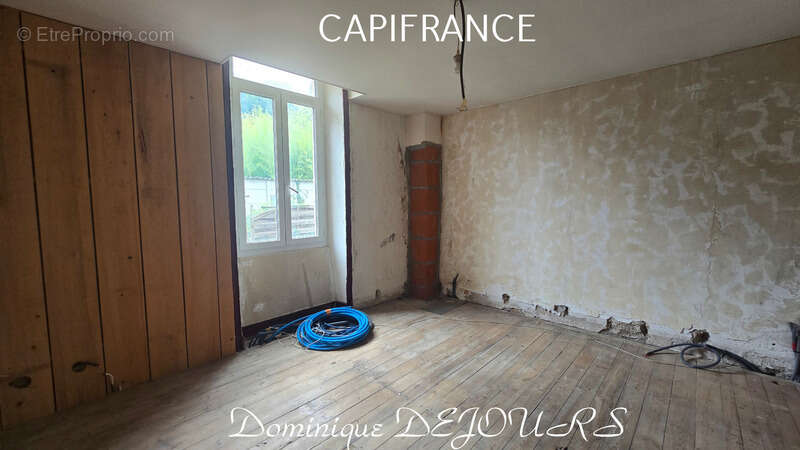 Maison à SAINT-SAUVEUR-DE-MONTAGUT