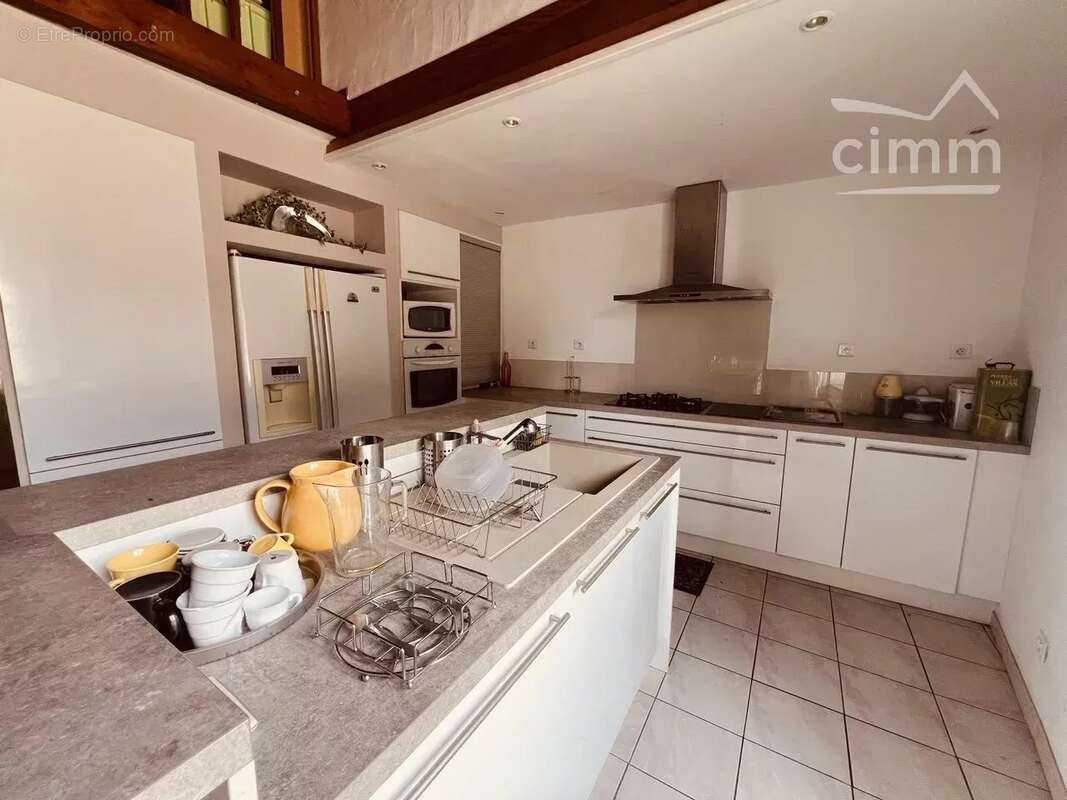 A vendre une grande maison avec jardin et garage - photo 6