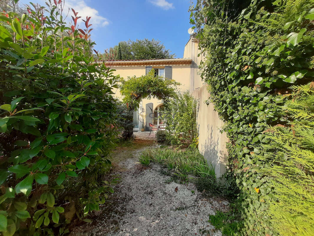 Maison à ENTRAIGUES-SUR-LA-SORGUE