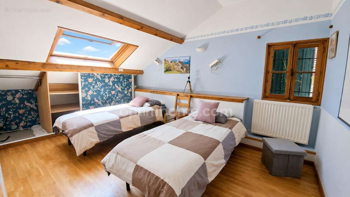 A vendre à Digne-les-Bains – Demeure de caractère des années 30 – 240 m² – 2 logements – Piscine – Garage - photo 8