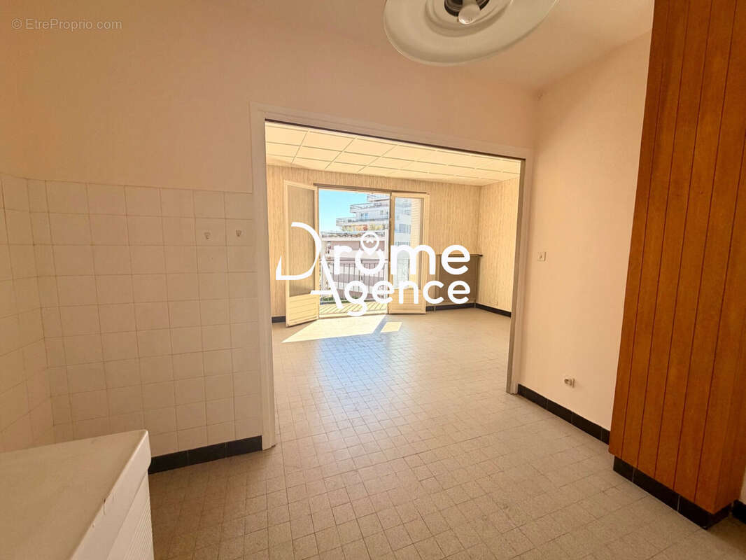 Appartement 40 m² à Bourg-Les-Valence  - photo 2