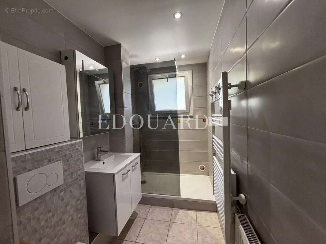Sur la commune de Menton, en exclusivité deux pièces en bon état avec terrasse et vue dégagée - photo 14