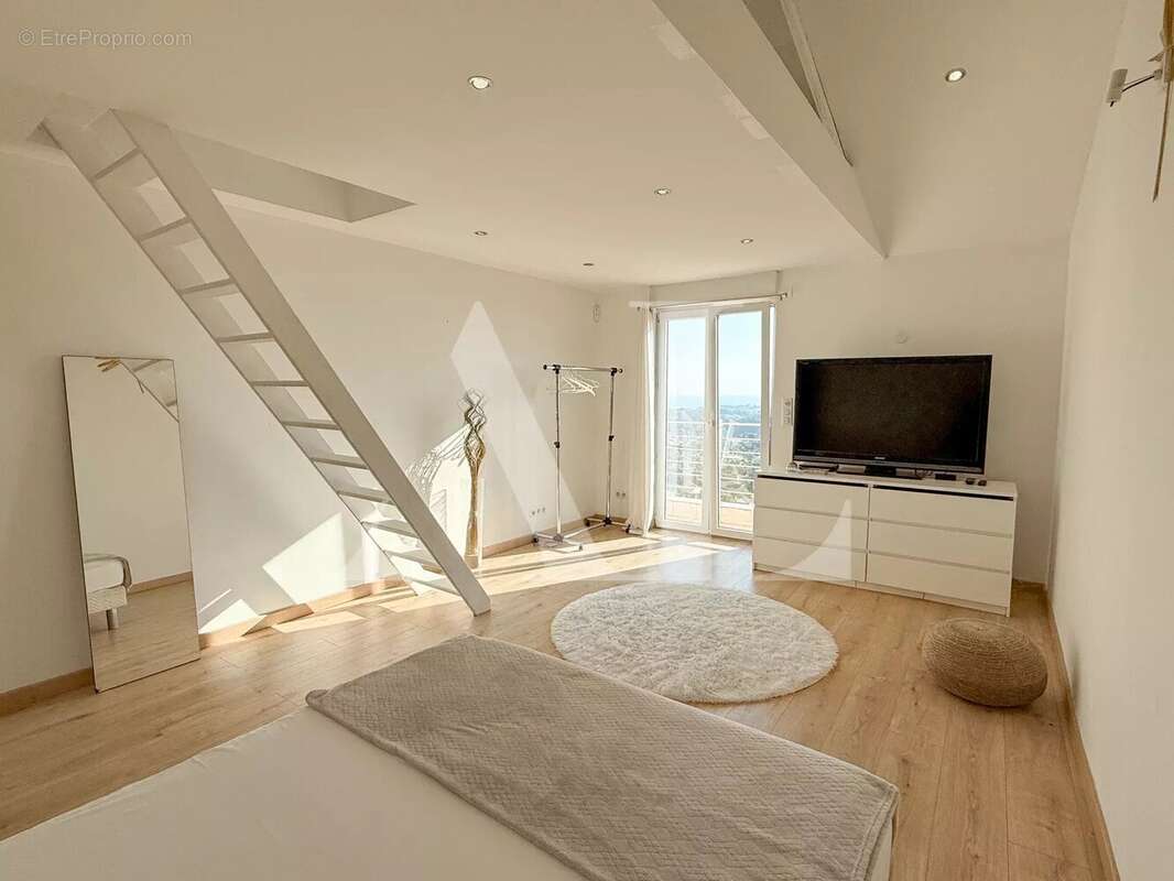 Appartement à VALLAURIS