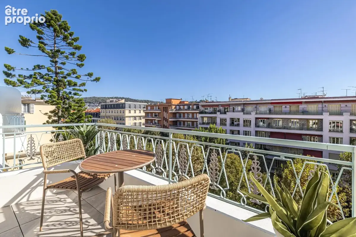 Nice - Dubouchage - Exceptionnel 3 pièces en dernier étage, entièrement rénové et meublé avec terrasse et balcons - photo 1