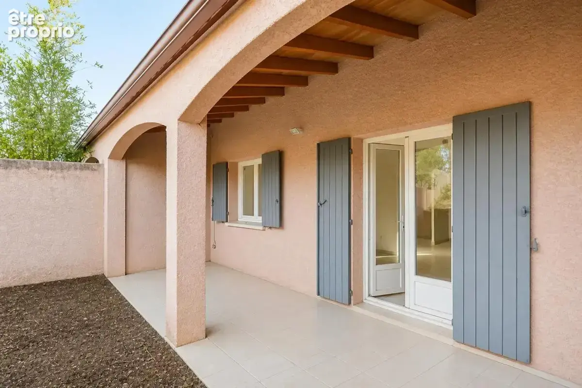 Maison lumineuse avec jardin à Saint-Julien-les-Rosiers - photo 3