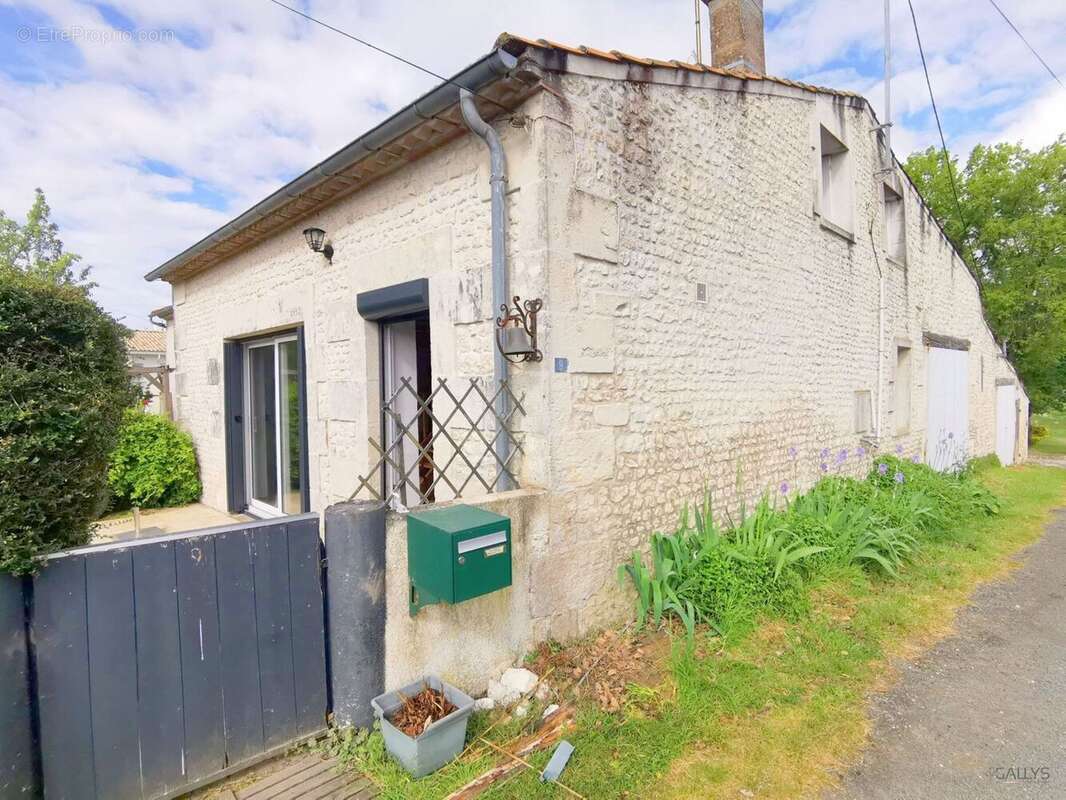 Maison 106 m² à Chenac-Saint-Seurin-D'uzet  - photo 8