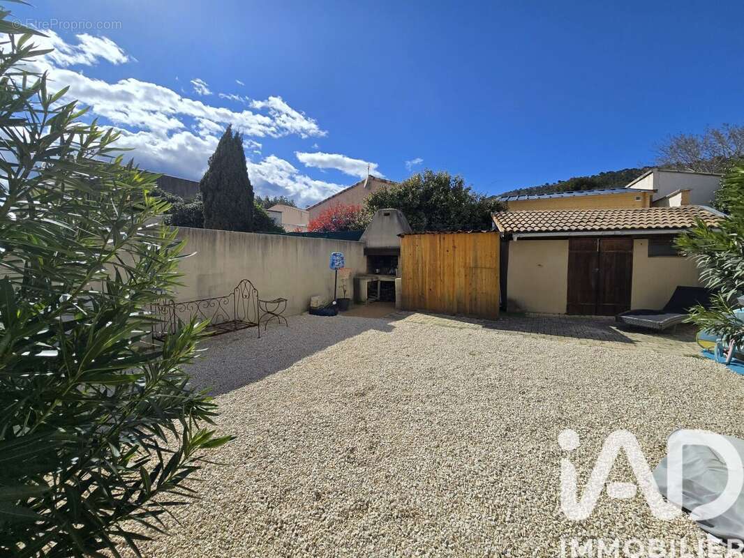 Photo 2 - Maison à LAUDUN-L'ARDOISE