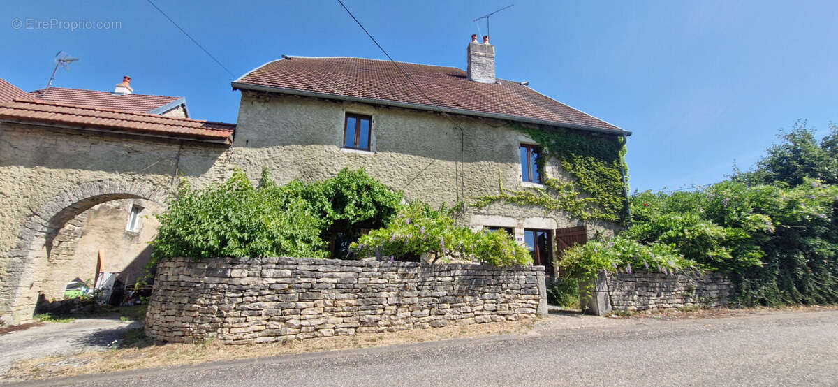Maison en pierre de caractère à rénover . Un véritable coup de coeur pour les amoureux de l'authenticité ! - photo 9