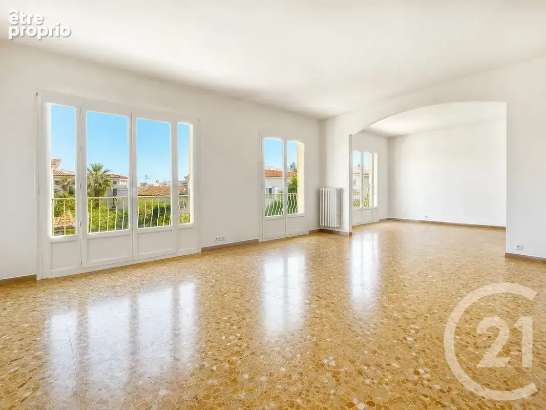 Appartement à SAINT-LAURENT-DU-VAR