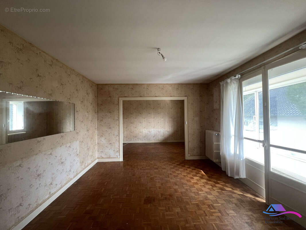 SALON/ SALLE A MANGER - Maison à CHATEAUMEILLANT