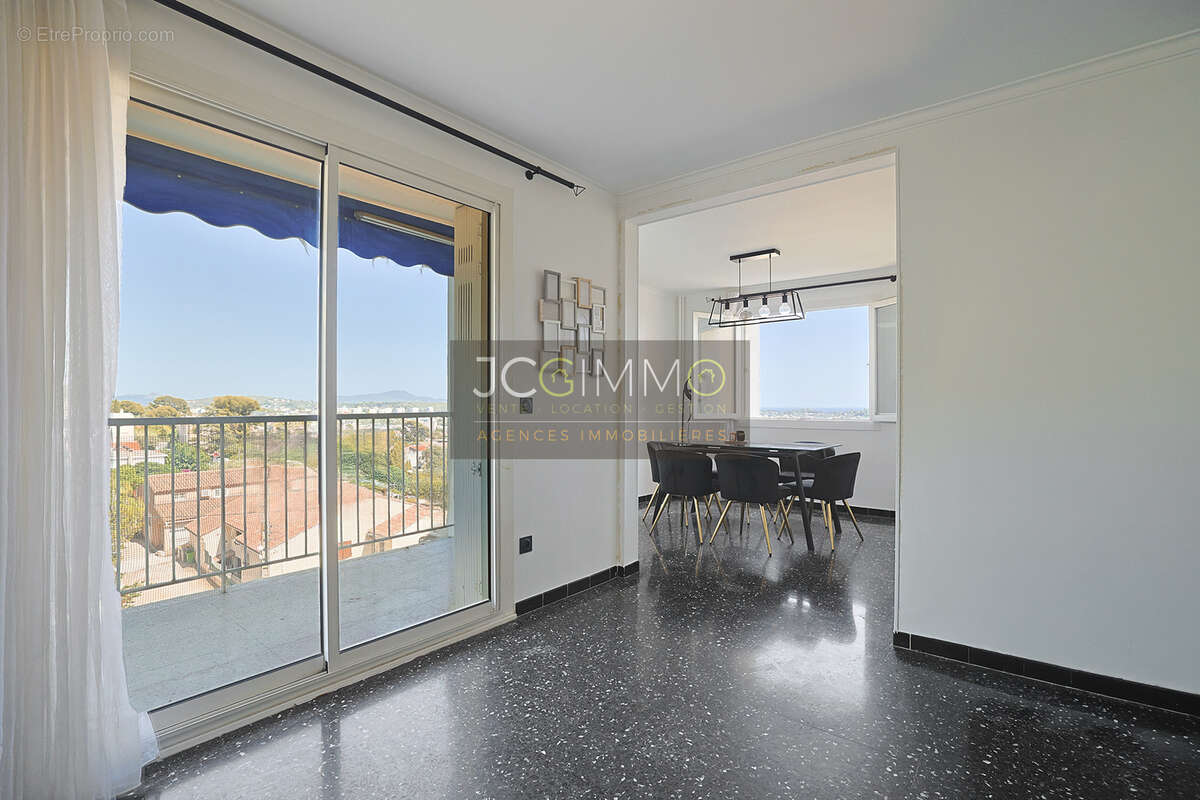 Appartement T4 vue Mer + 2 Balcons + Garage + Cave - photo 3