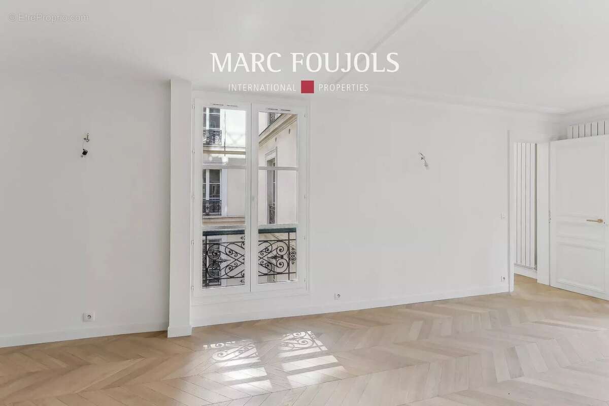 Appartement à PARIS-1E