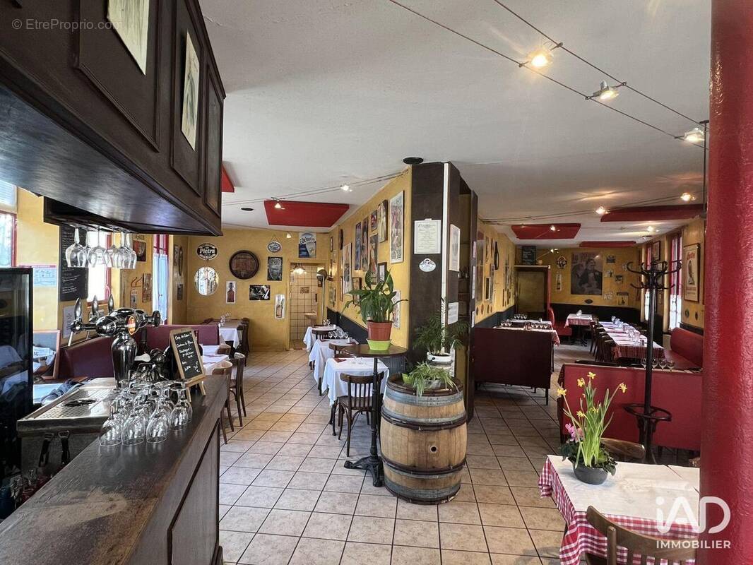 Photo 1 - Commerce à SURESNES