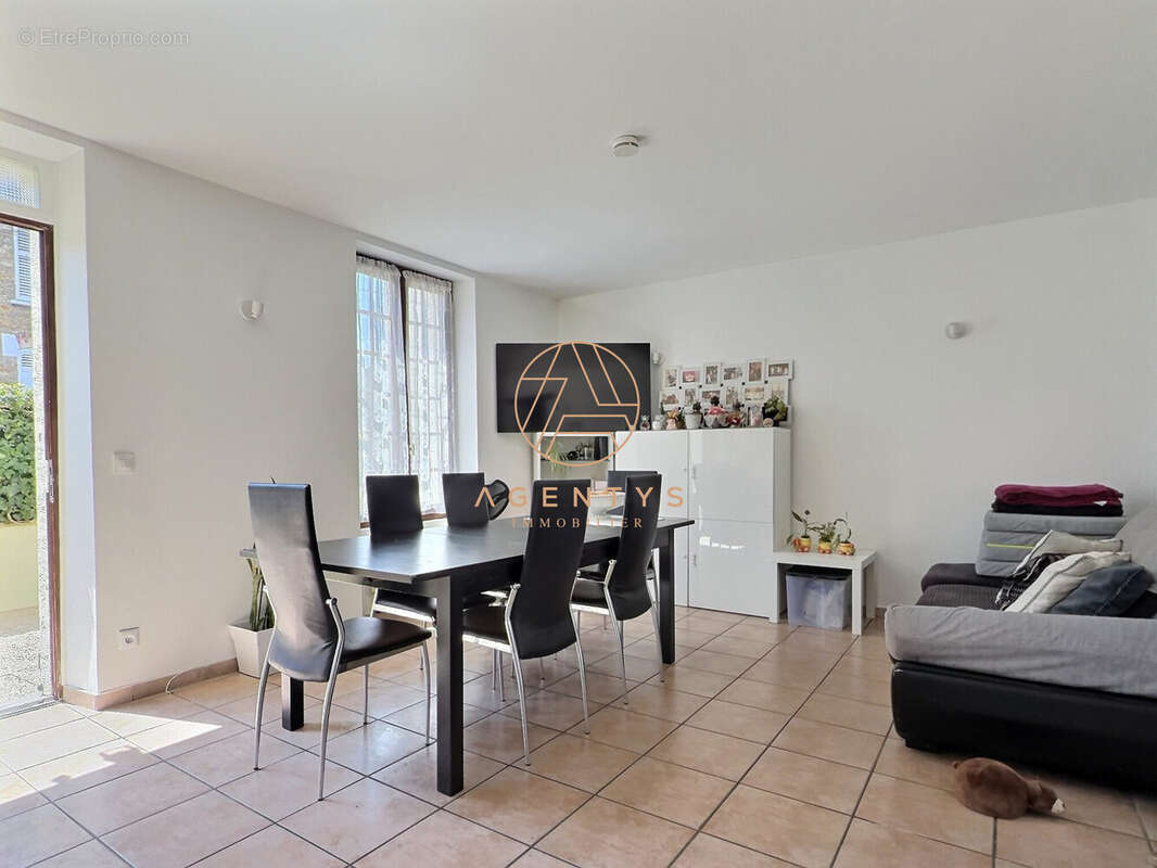 Appartement à SAINT-MAUR-DES-FOSSES