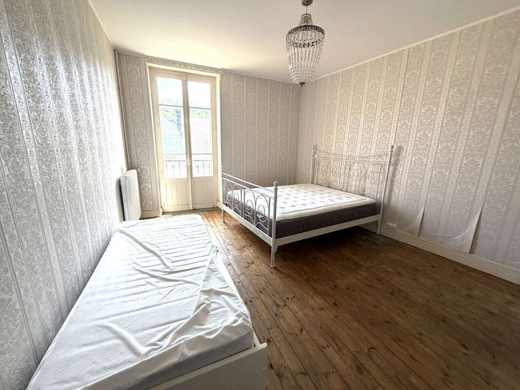 Appartement à EGLISENEUVE-D'ENTRAIGUES