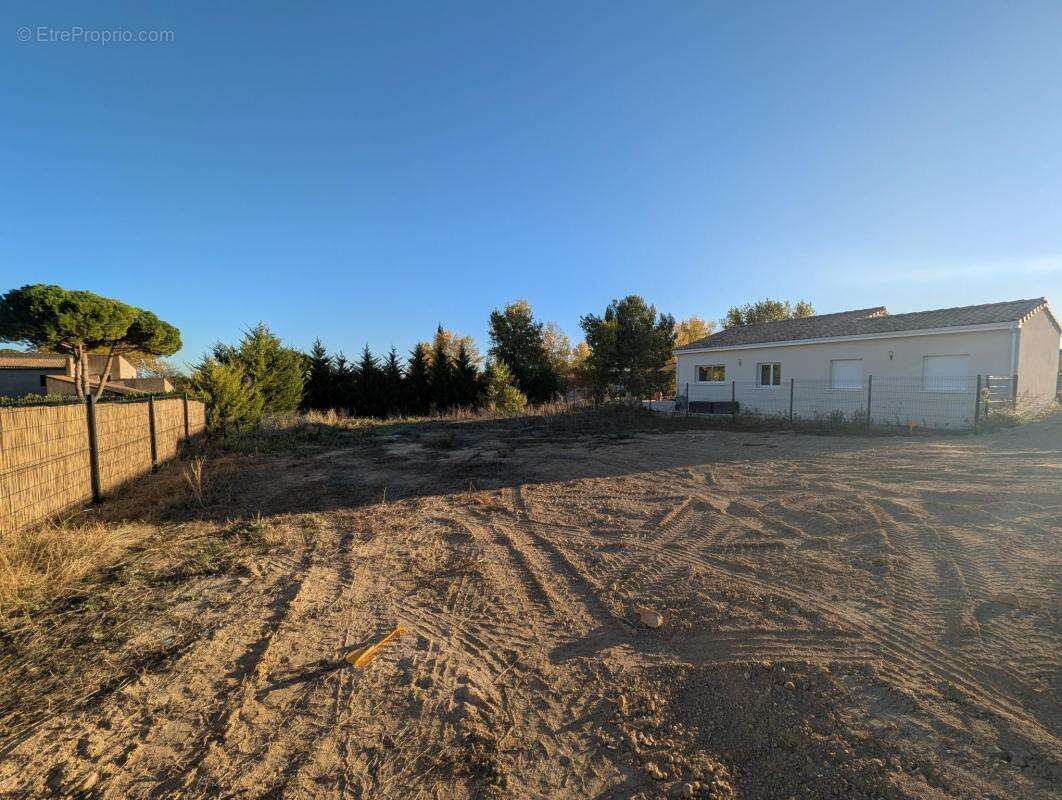 Terrain à POUZOLLES