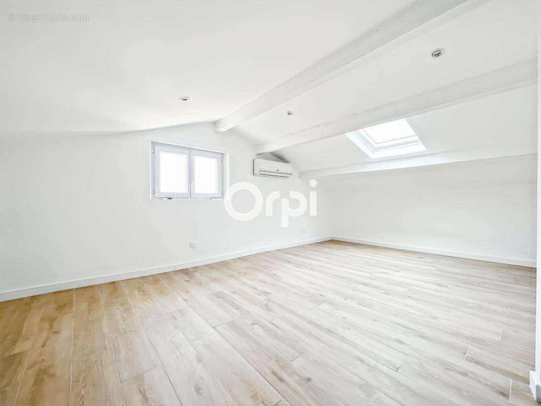 Appartement à CEYRESTE