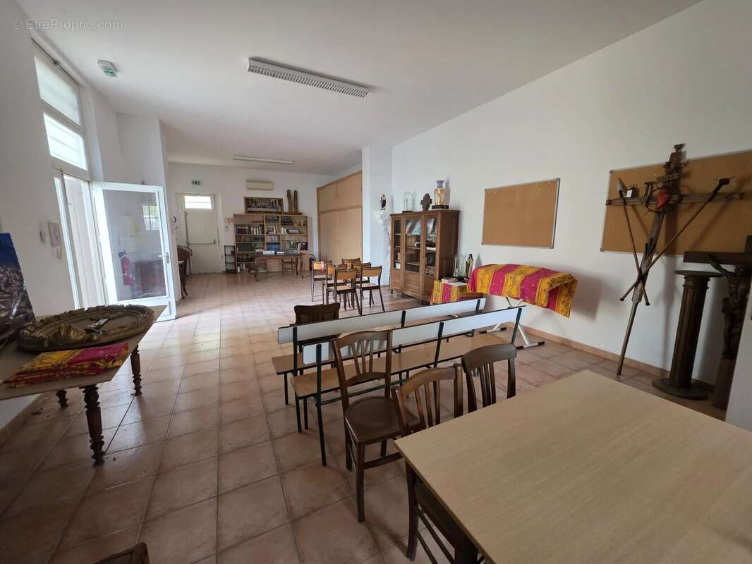 Commerce 68 m² à Fourques  - photo 2