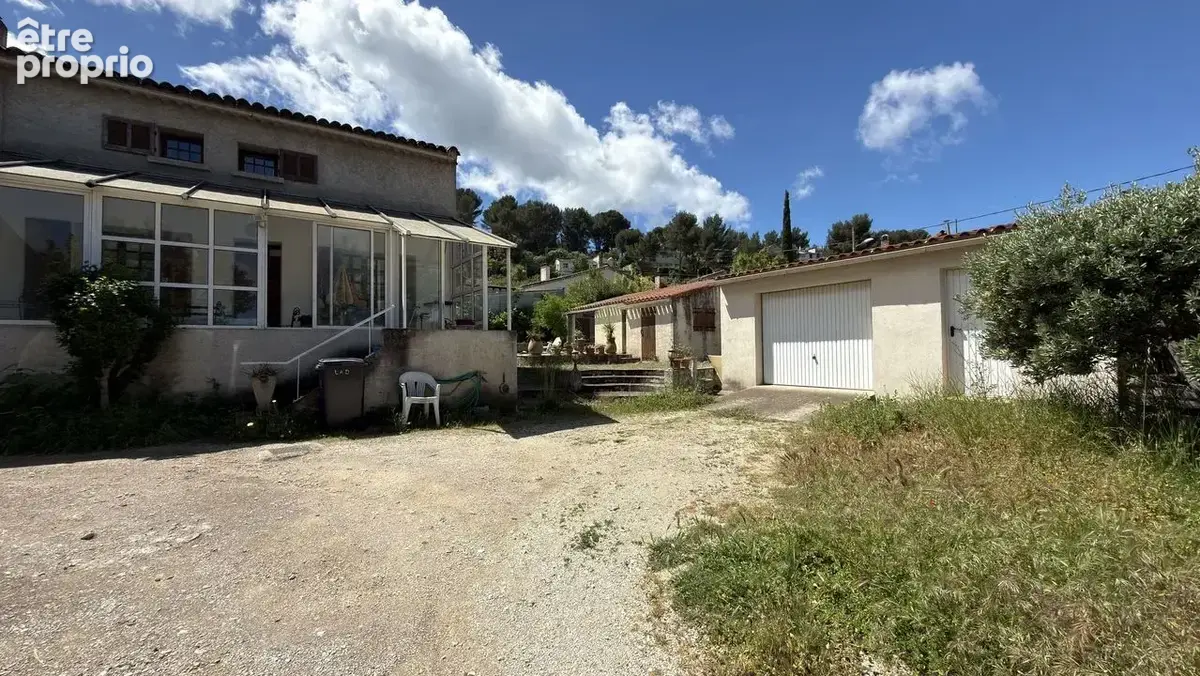 maison de type 5 avec piscine , poul house , terrain , garage
