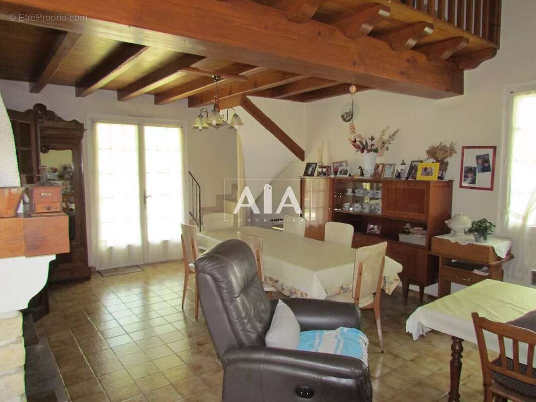 Maison à LES ADJOTS