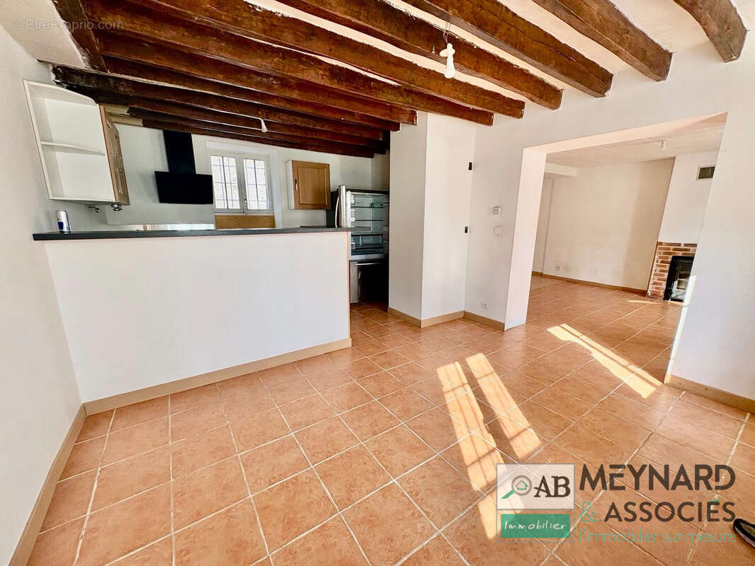 A vendre à MAUPERTHUIS Briarde de 97.81 m2 rénovée en partie avec ses dépendances sur 280 m2 terrain . - photo 3