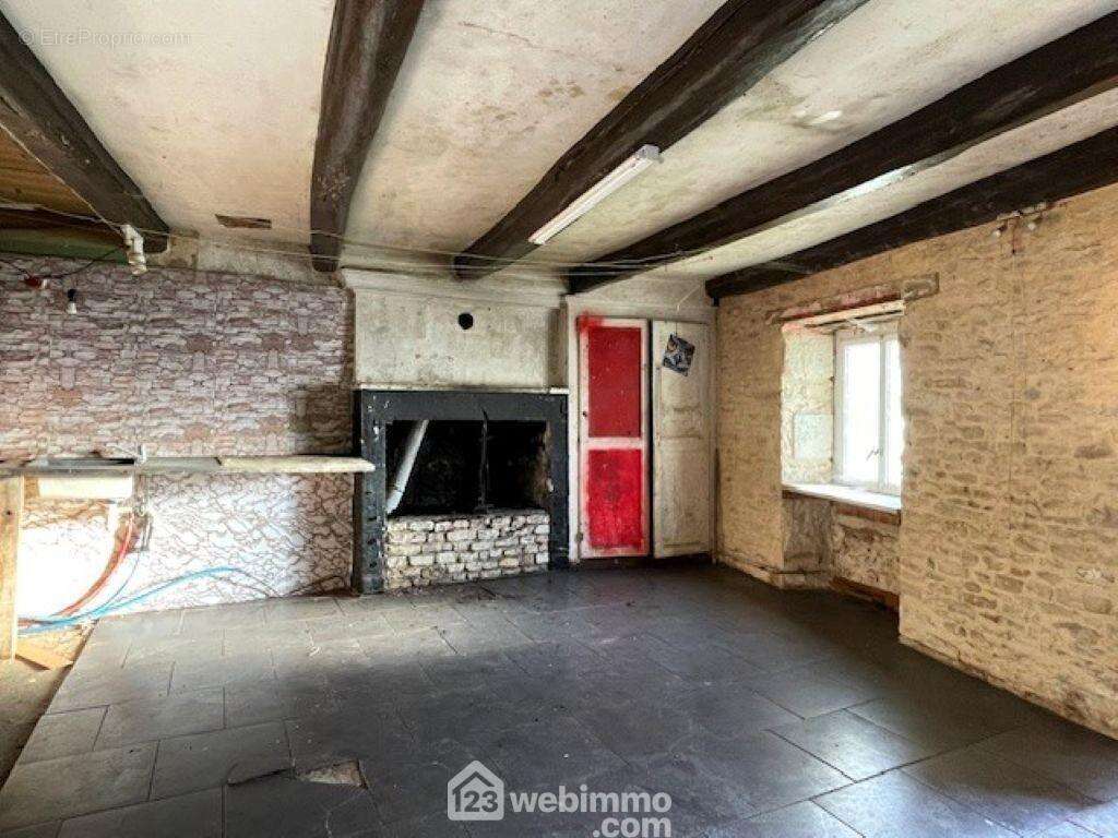 De 41 m2 avec cheminée et poutres apparentes. - Maison à SAINT-JEAN-DE-SAUVES