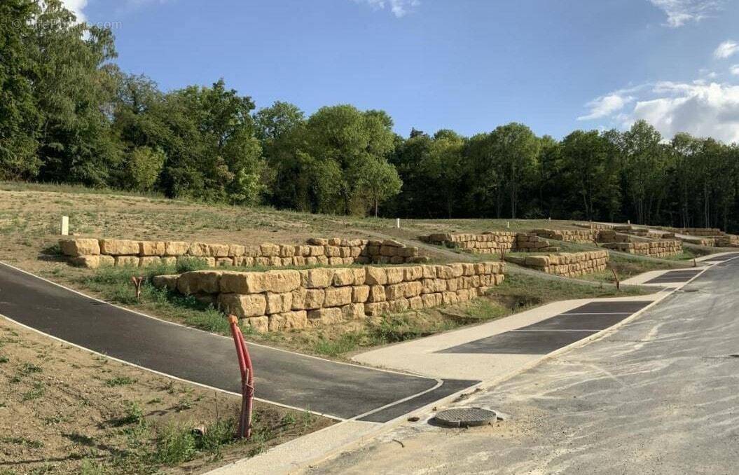 Terrain à COURCELLES-SAPICOURT