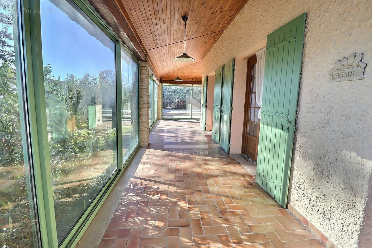 Maison à ENTRAIGUES-SUR-LA-SORGUE