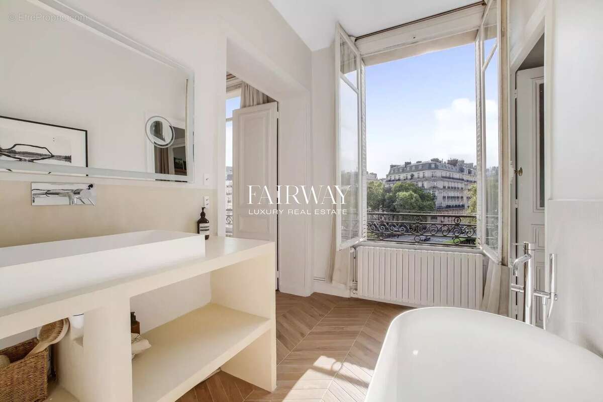 Appartement à PARIS-17E