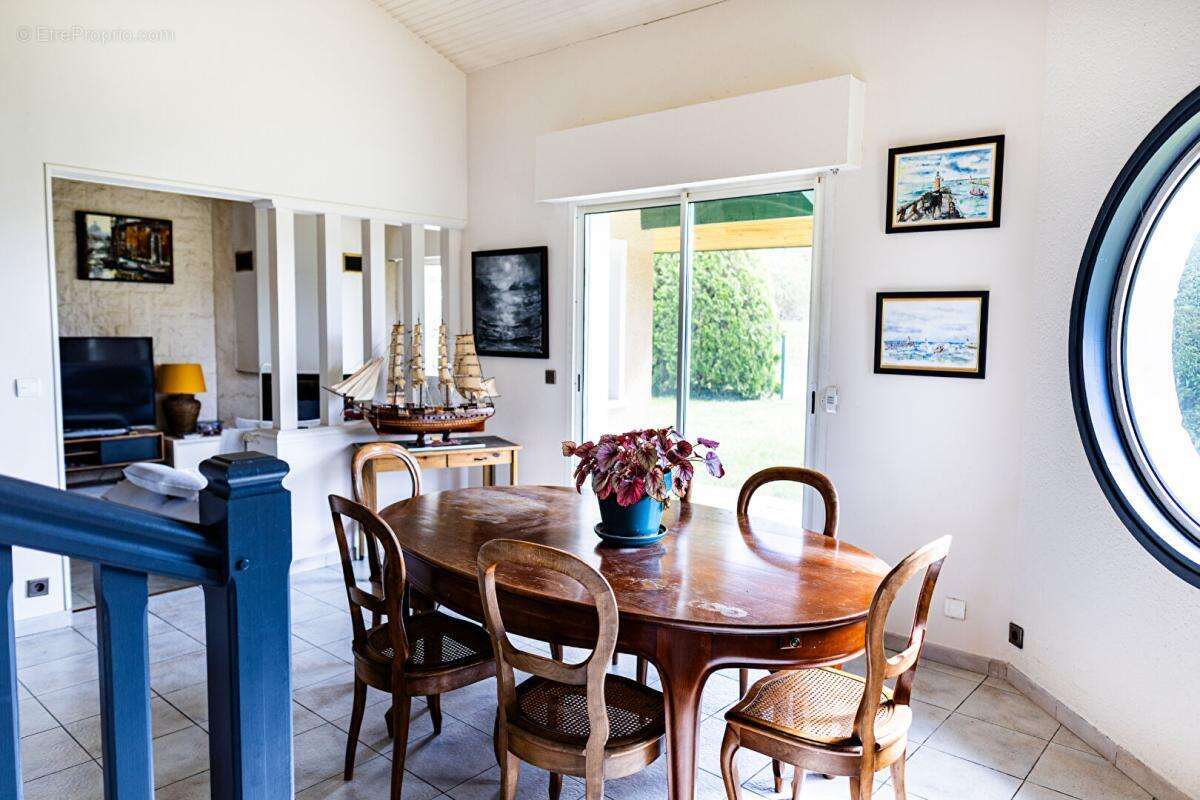 Maison Contemporaine, belle piscine, grande terrasse et double garage - photo 4