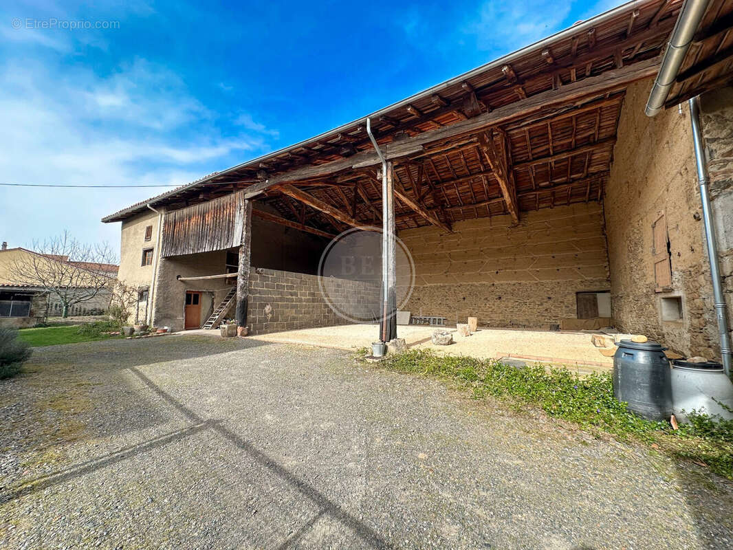 dépendance 1 (étable/grange/chapis) - Maison à GREZIEU-LE-MARCHE