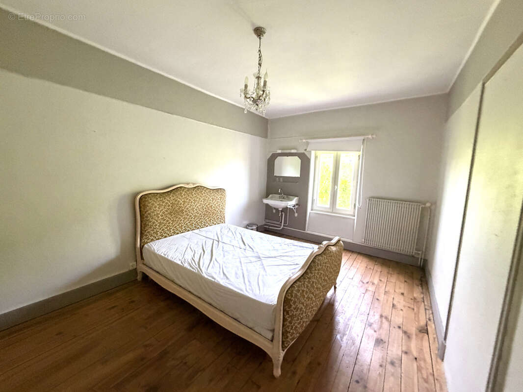 Appartement à EGLISENEUVE-D'ENTRAIGUES