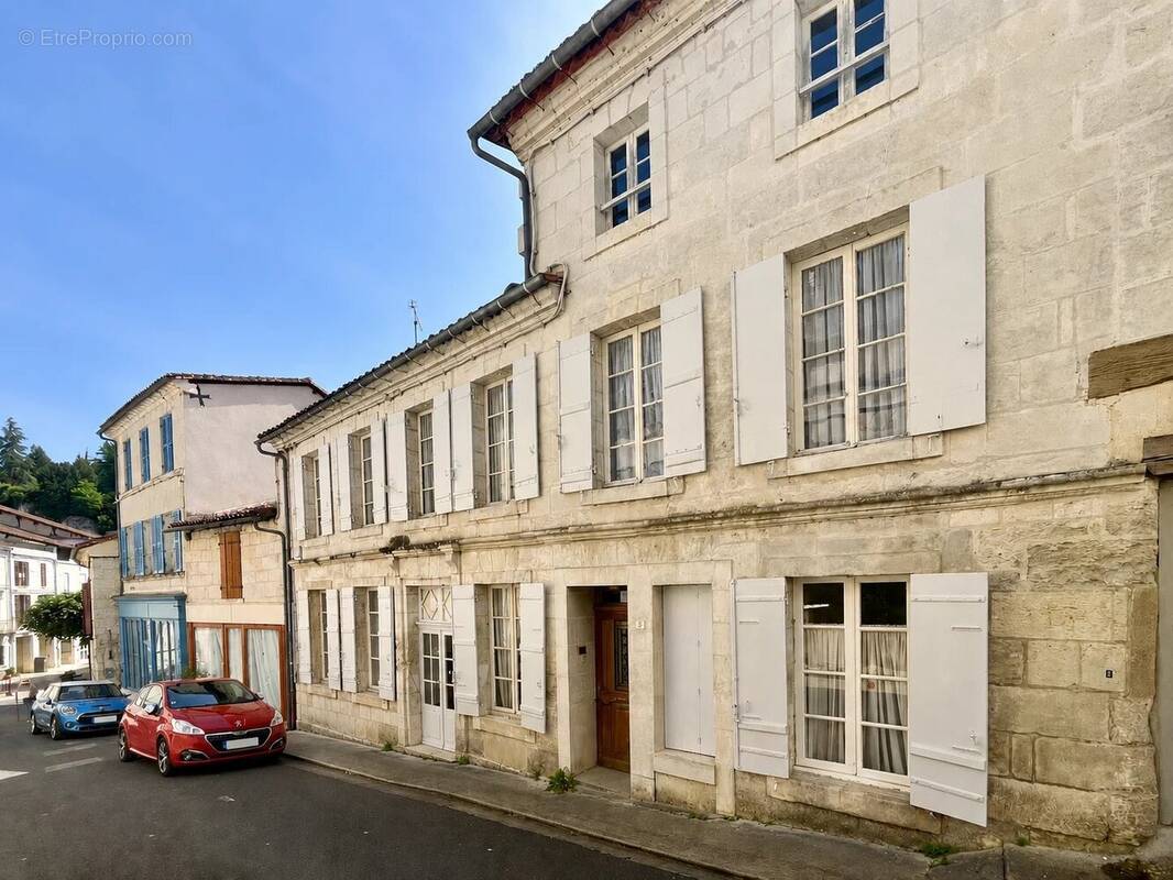 Maison à AUBETERRE-SUR-DRONNE