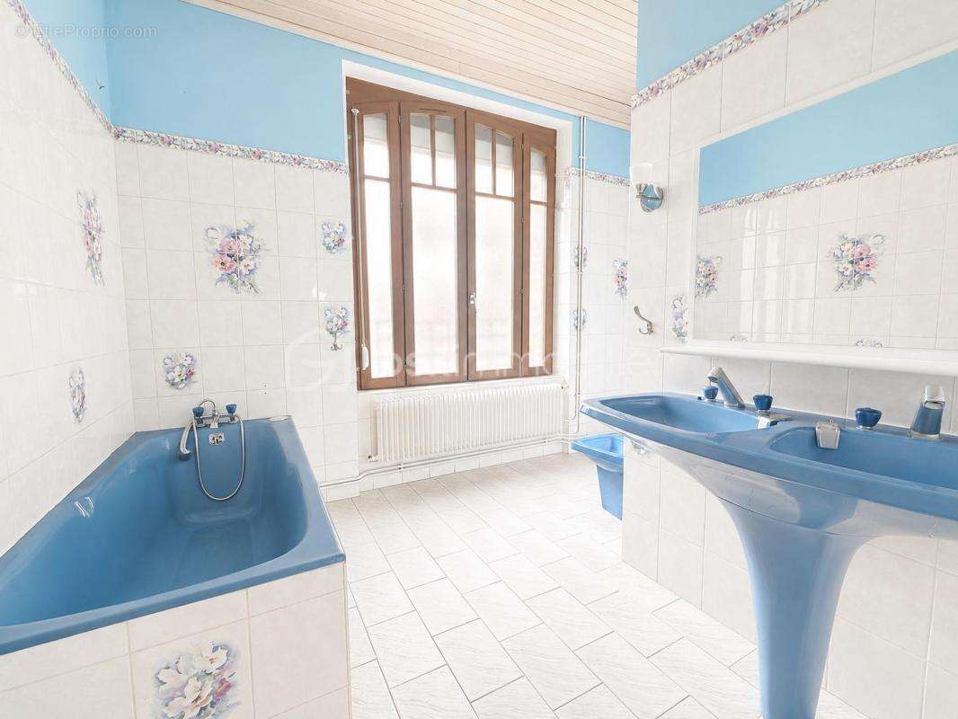 Maison de maître avec nombreuses dépendances et fort potentiel - photo 7