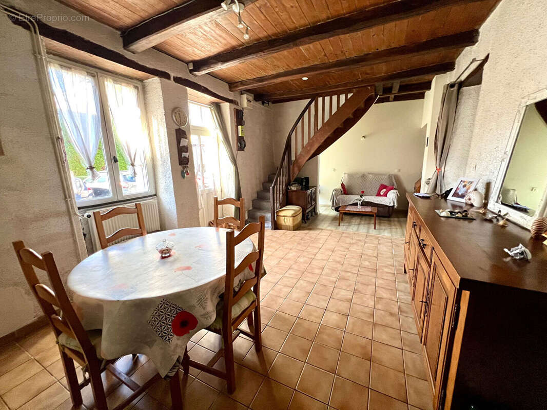 Maison à SAINT-ETIENNE-DE-MONTLUC