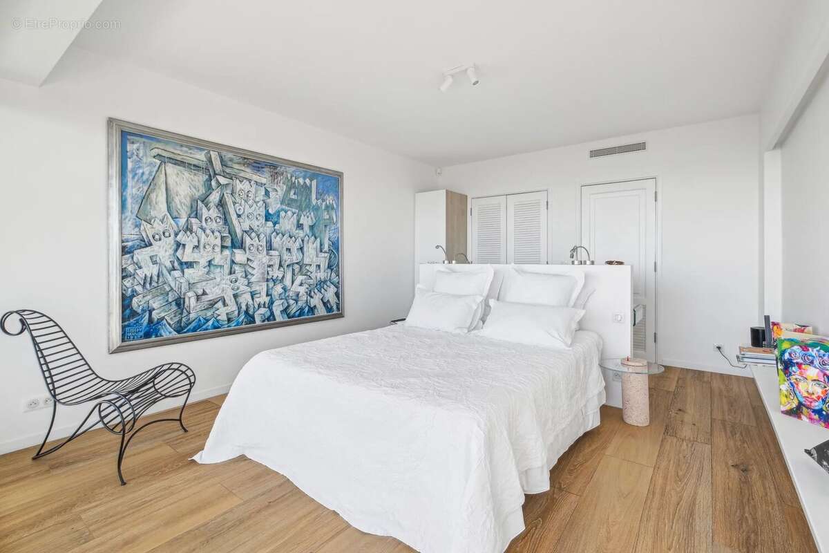 VENDU - CANNES - CROIX DES GARDES - DANS UN ÉCRIN DE BEAUTE   108 m2 élégants, vue époustouflante sur le Palm Beach, Les Iles de - photo 11